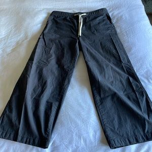 Vuori “the rise the shine” charcoal grey, casual, wide leg, cropped pants